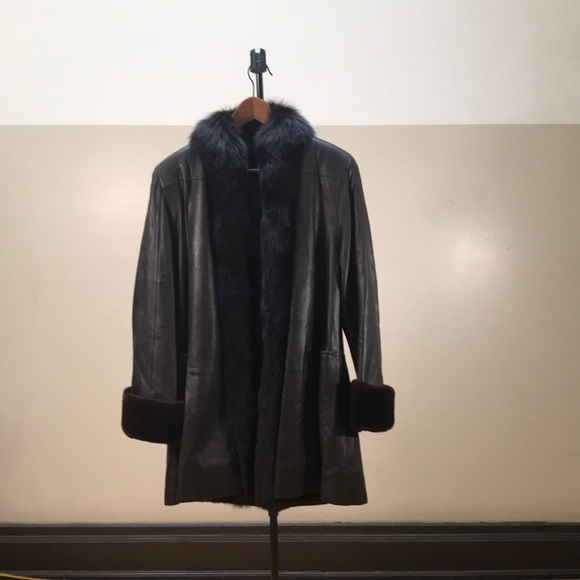 Fur collar fur-lined brown leather jacket.